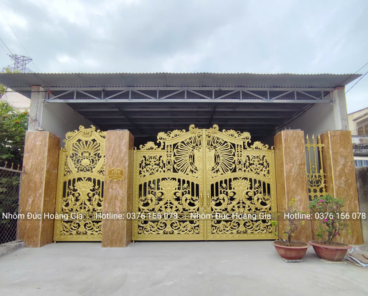 cổng nhôm đúc hoa lá tây