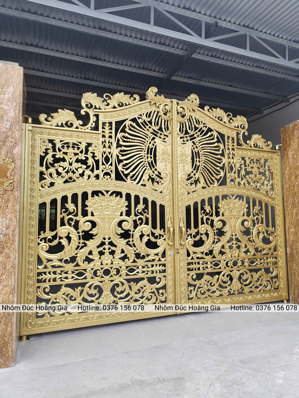 cổng nhôm đúc hoa lá tây