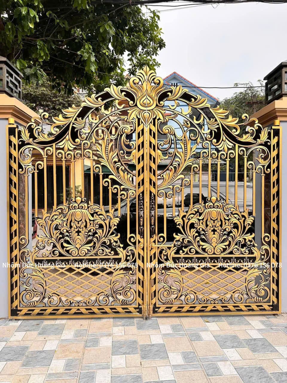 cổng nhôm đúc hoa lá tây